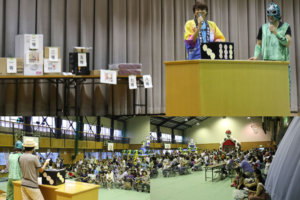 裾野市長を初め、衆議院議員・県会議員・市会議員・富岡支所長といった来賓を迎え大抽選会が催されました。